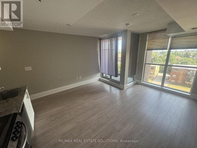 Building Photo - 800-800 Lawrence Ave W