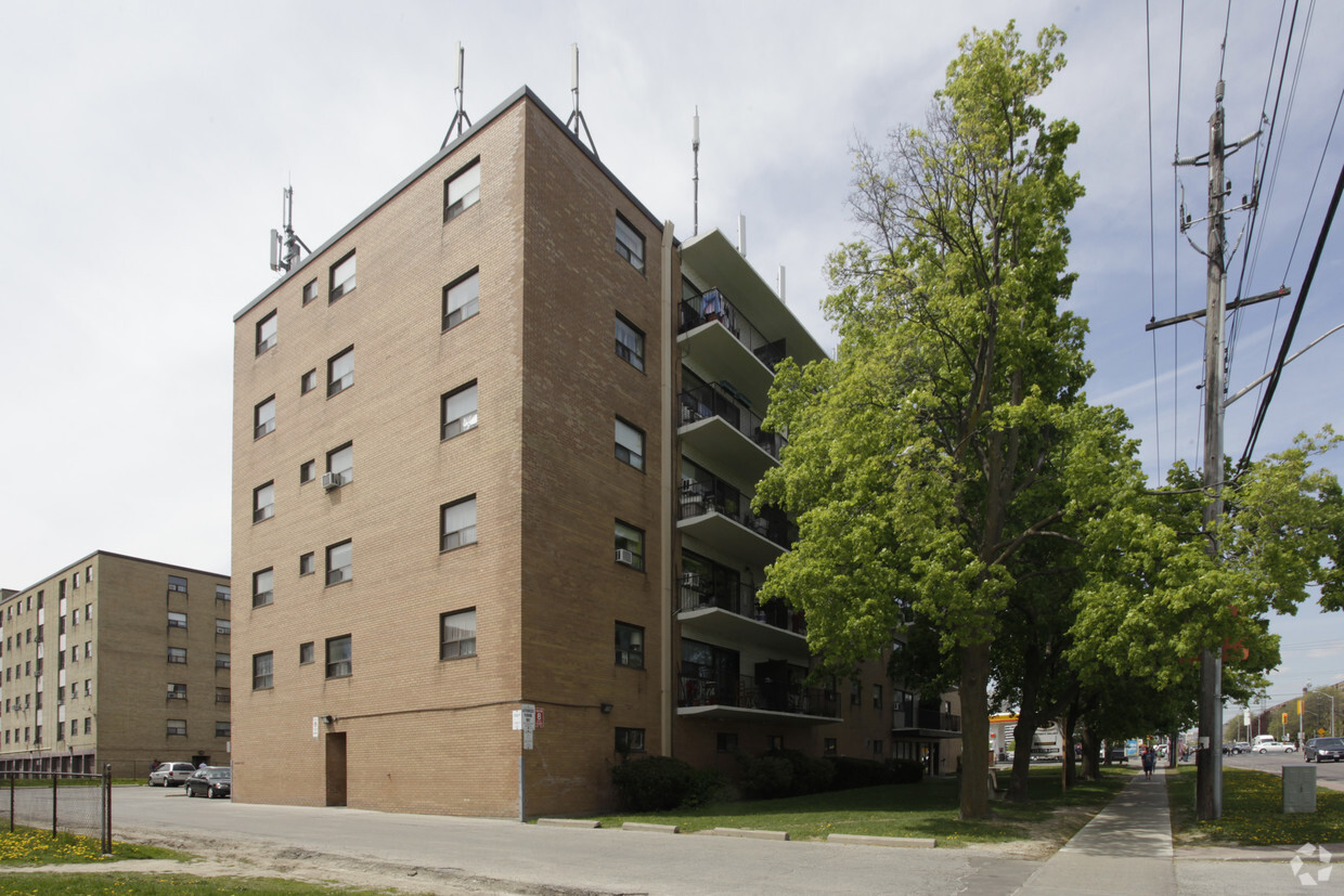 Primary Photo - Brenthall Apartments