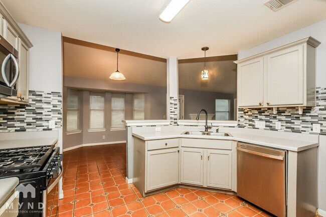 Foto del edificio - 406 Little Lake Rd