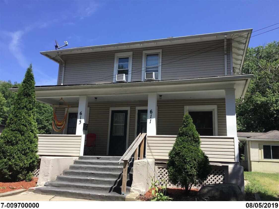 Primary Photo - 2 br, 1 bath Duplex - 611 Oak St