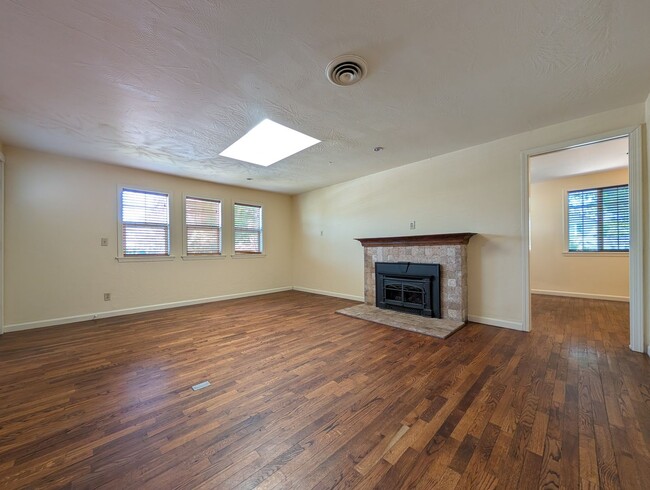 Building Photo - 890 E 29th Ave