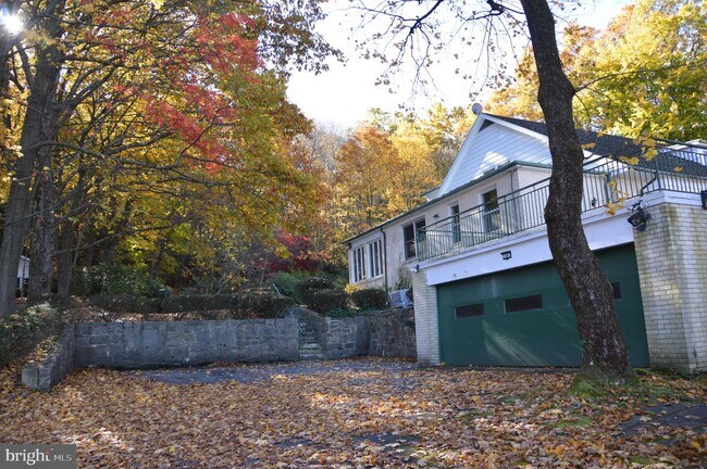 Building Photo - 1401 Oak Rd