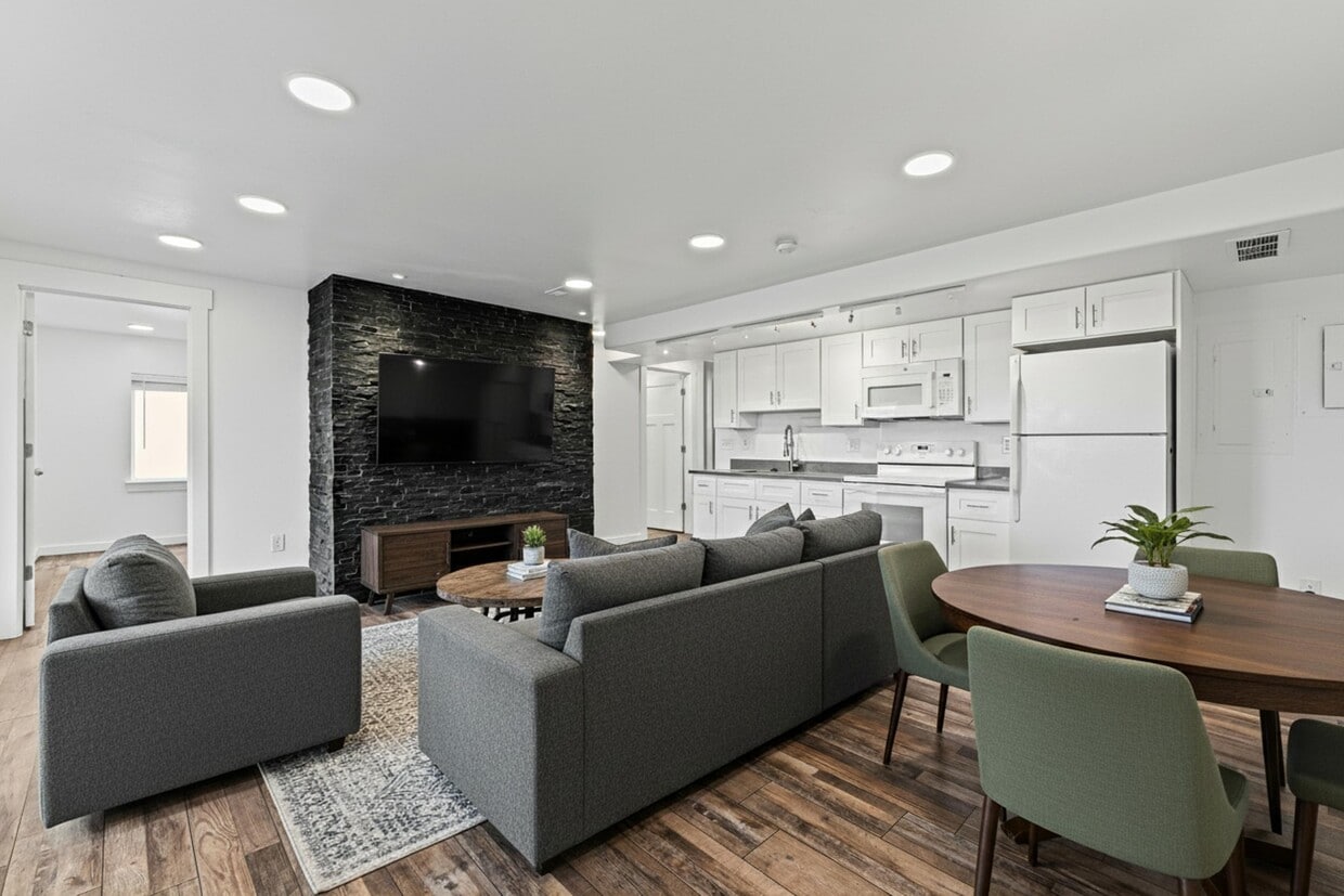 Foto principal - 4883 E Silver Ridge Rd