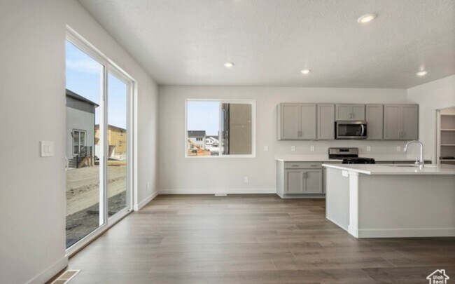 Building Photo - 565 E Lintel Rd
