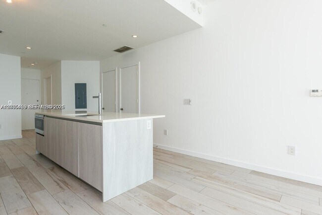 Foto del edificio - 480 NE 31st St