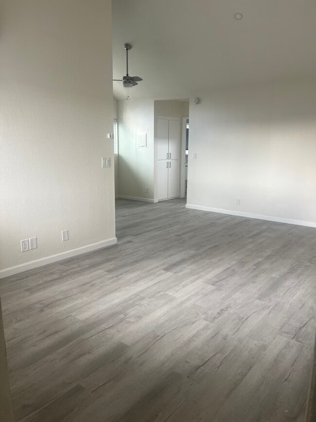 Saliendo de la habitación - 3250 Andrita St