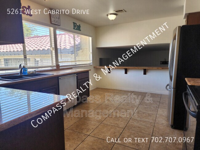 Foto del edificio - This spacious two-story home offers a gene...