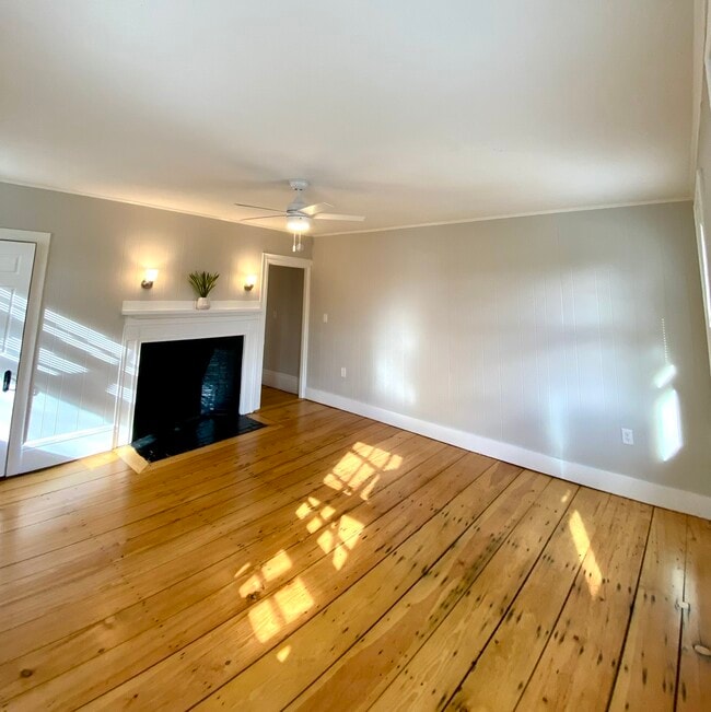 High ceilings with ceiling fan - 5 Chapel St