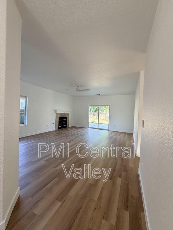 Building Photo - 2210 Birchwood Ct