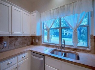 Foto del edificio - 3200 Beverly Rd