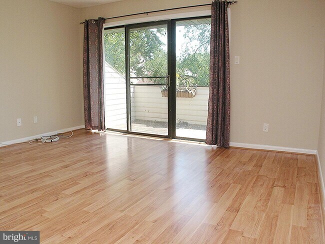 Building Photo - 13-B E Daisy Ln