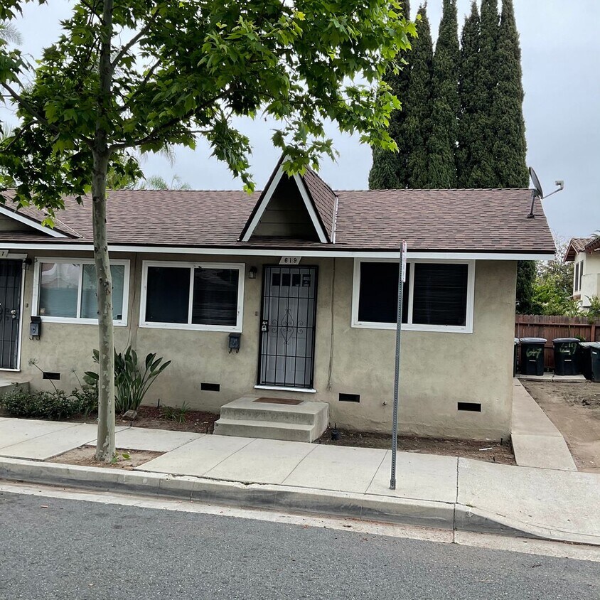 615 S Glassell St Unit Glassell (619) South, Orange, CA 92866 Room