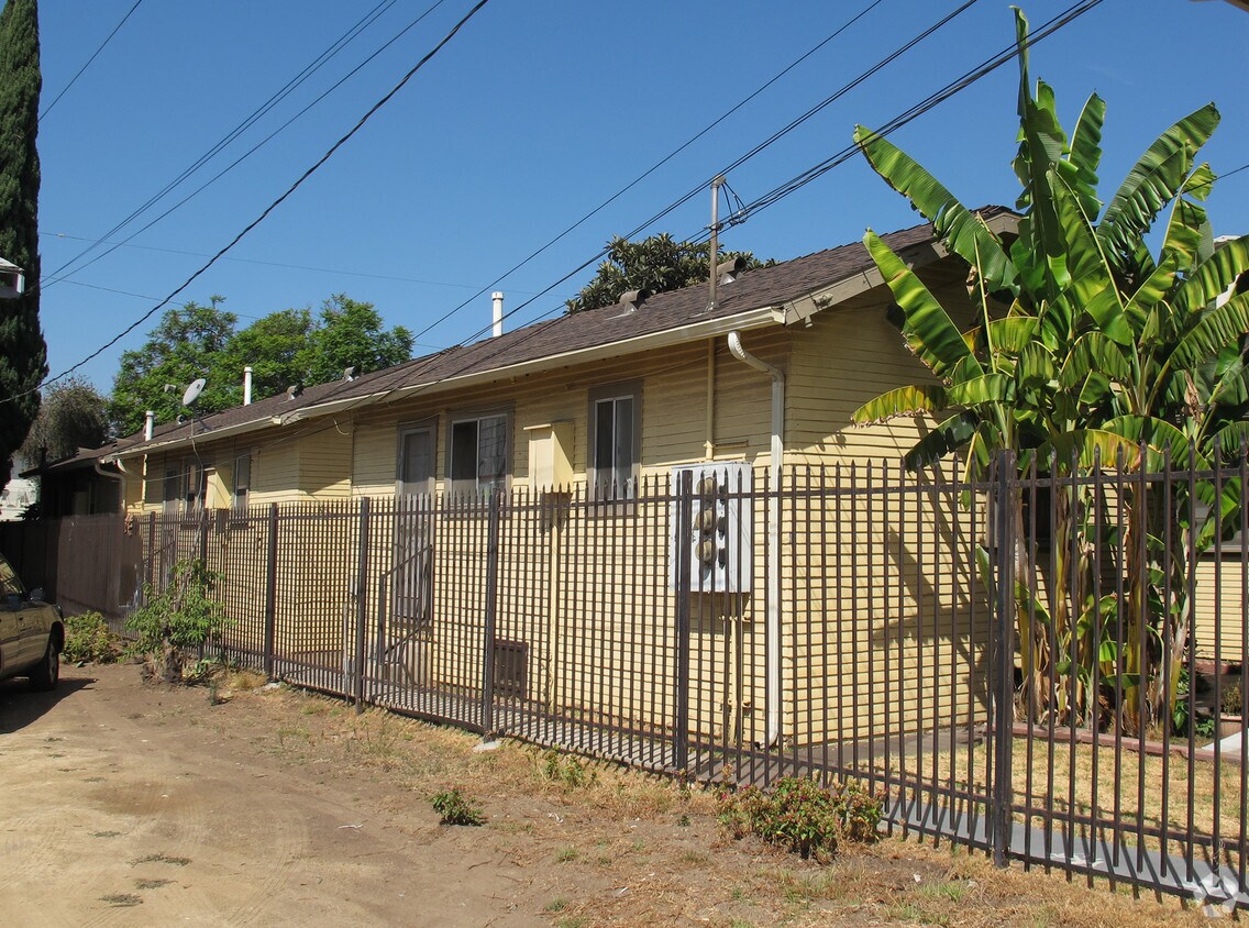 Building Photo - 1048 N Ardmore Ave