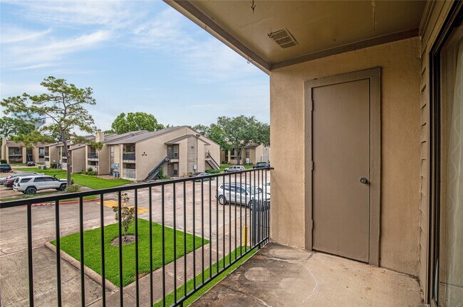 Building Photo - 3300 Pebblebrook Dr