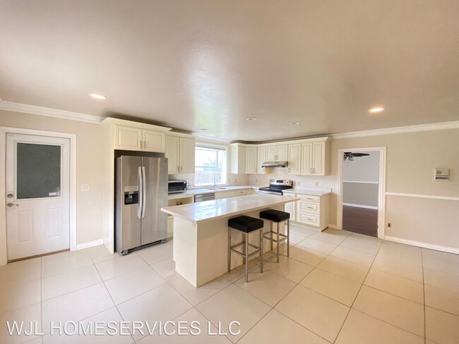 Building Photo - 5 br, 3 bath House - 2524 S Eddy St