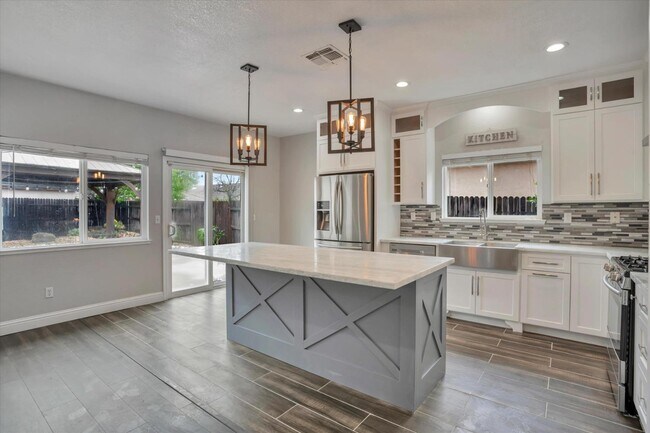 Building Photo - 7733 Manorside Dr