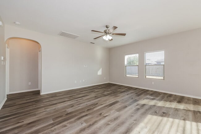 Building Photo - 1720 Kings Glen Ln