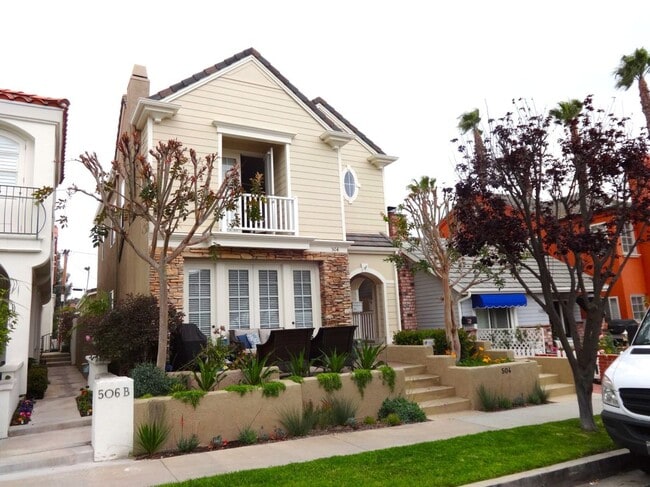 Building Photo - 504 Dahlia Pl