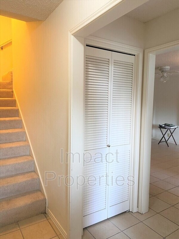 Foto del edificio - 5320 Guava Dr