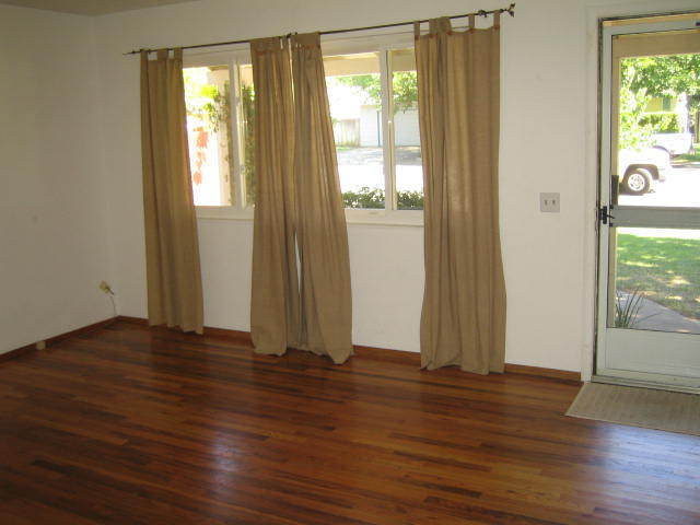 Building Photo - 2 bedroom 1 bath Cute home and Large Backy...