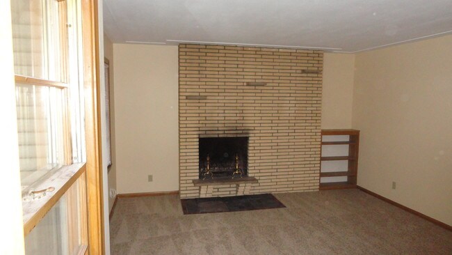 Sala de estar con chimenea - 4510 36th St W