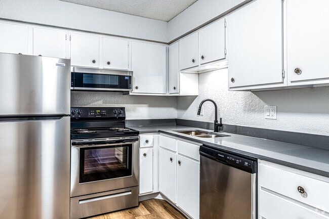 2BR, 2BA - 900SF - Fairway Hills Apartments