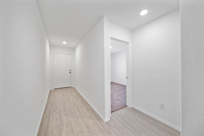 Foto del edificio - 9311 Selene Pl