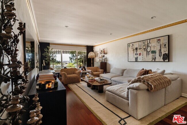 Foto del edificio - 1219 Sunset Plaza Dr