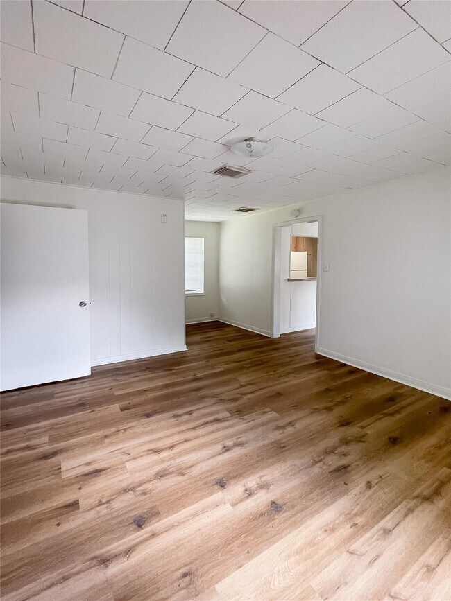 Foto del edificio - 1241 Chevy Chase Dr