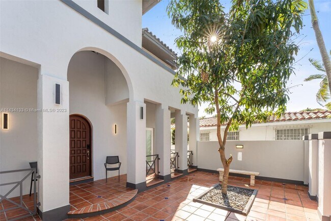 Building Photo - 530 Minorca Ave