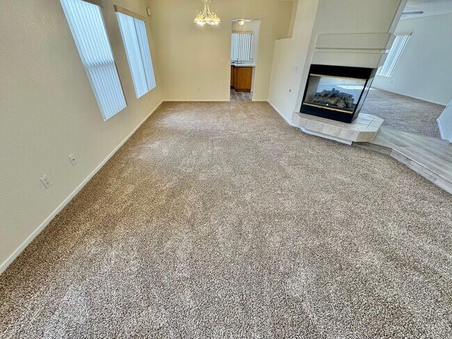 Foto del edificio - WELCOME TO THIS SPACIOUS 4-BEDROOM, 2.5-BA...