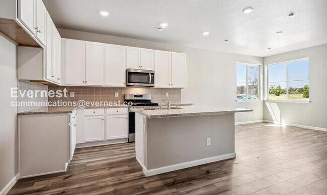 Foto del edificio - 3 Bed/2 Bath Home with Garage / Available Soon!