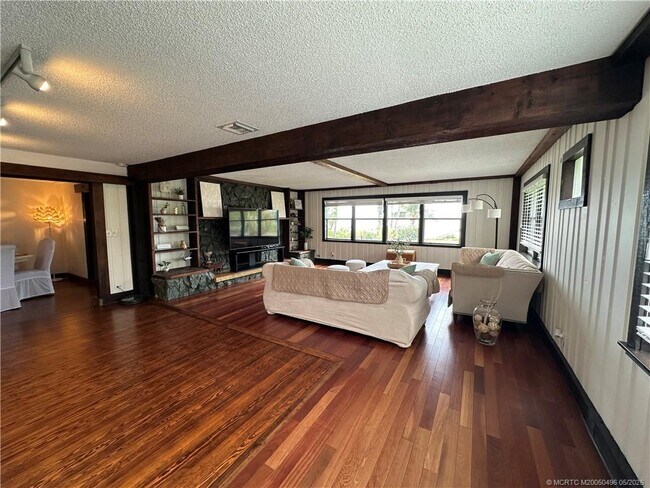 Foto del edificio - 4490 NE Indian River Dr