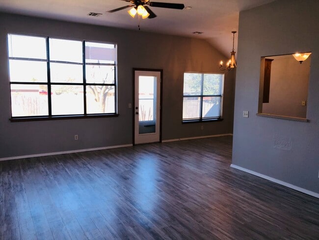 Building Photo - 3 bed 2 bath home for rent in Norman near ...