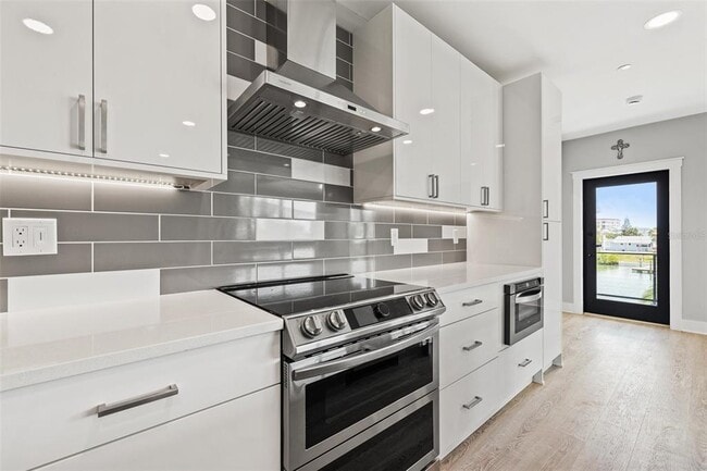 Building Photo - 12400 Capri Cir N