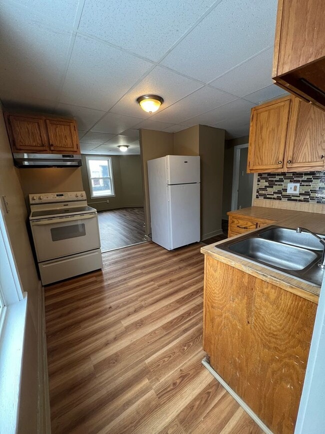 Building Photo - 141 College Ave