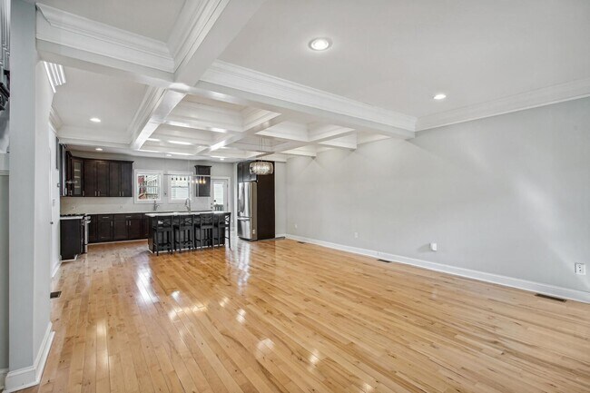 Building Photo - 4BR/3.5BA Updated Row-Home with Beautiful ...