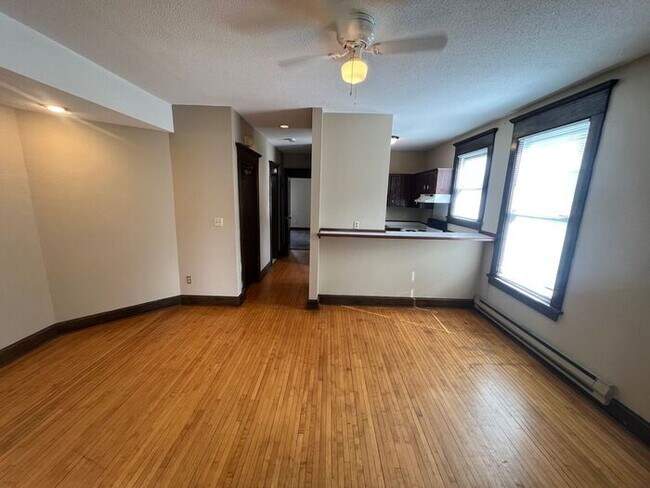 Foto del edificio - Top Floor Unit in 4Plex Available Now, Ful...