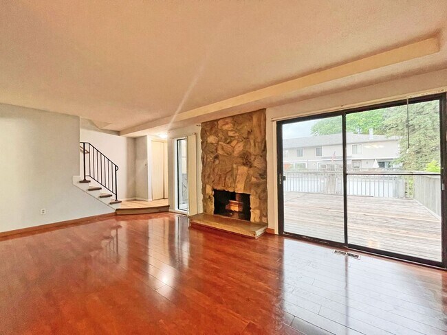 Foto del edificio - Spacious End-Unit Townhome with Fireplace, Family Room, 2-car Garage, Community Pool & Playground...