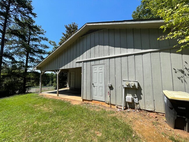 Building Photo - 509 Chateau Dr SE