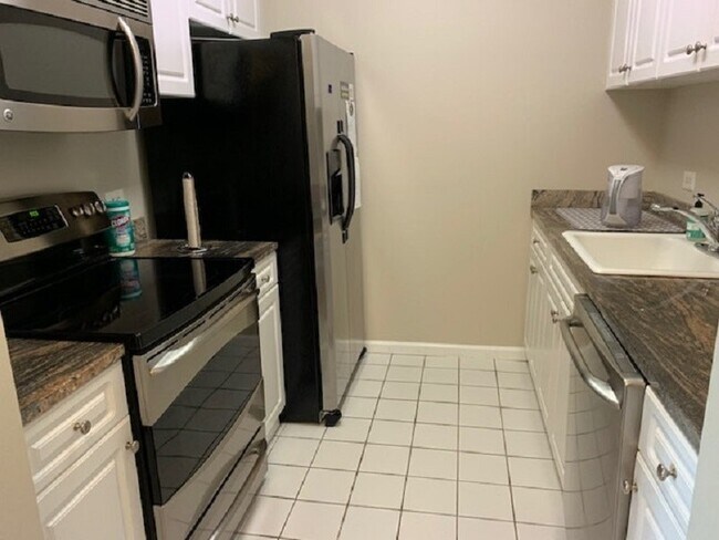 Foto del edificio - 1BR Waterfront Condo