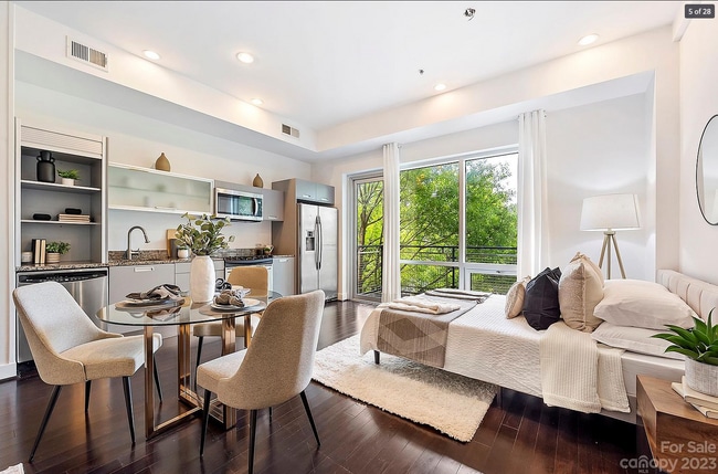 Building Photo - 1133 Metropolitan Ave