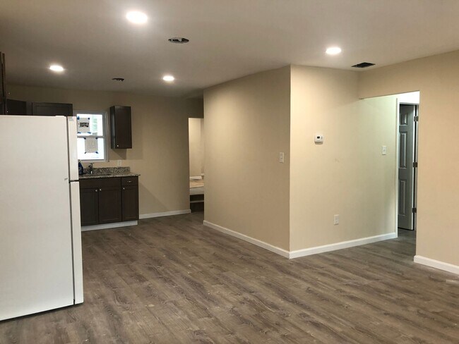Foto del edificio - Recently Renovated 3 Bedroom Home! Very Spacious Living Area!! Master Bedroom with 1/2 Bath! Lots...