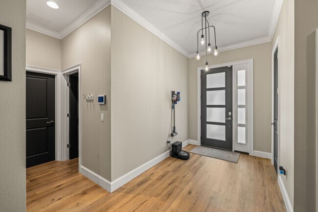 Building Photo - Captivating Modern Farmhouse Rental in Tampa