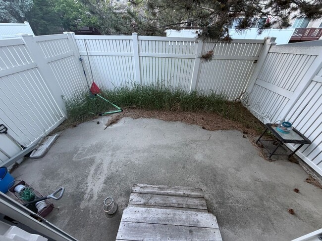 Building Photo - Fully Furnished West end townhome