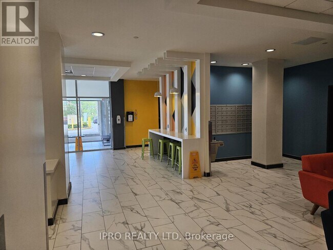 Photo du bâtiment - 1686-91686 Main St W