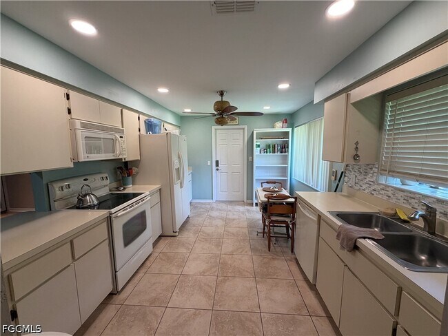 Foto del edificio - 5883 Sand Oak Dr