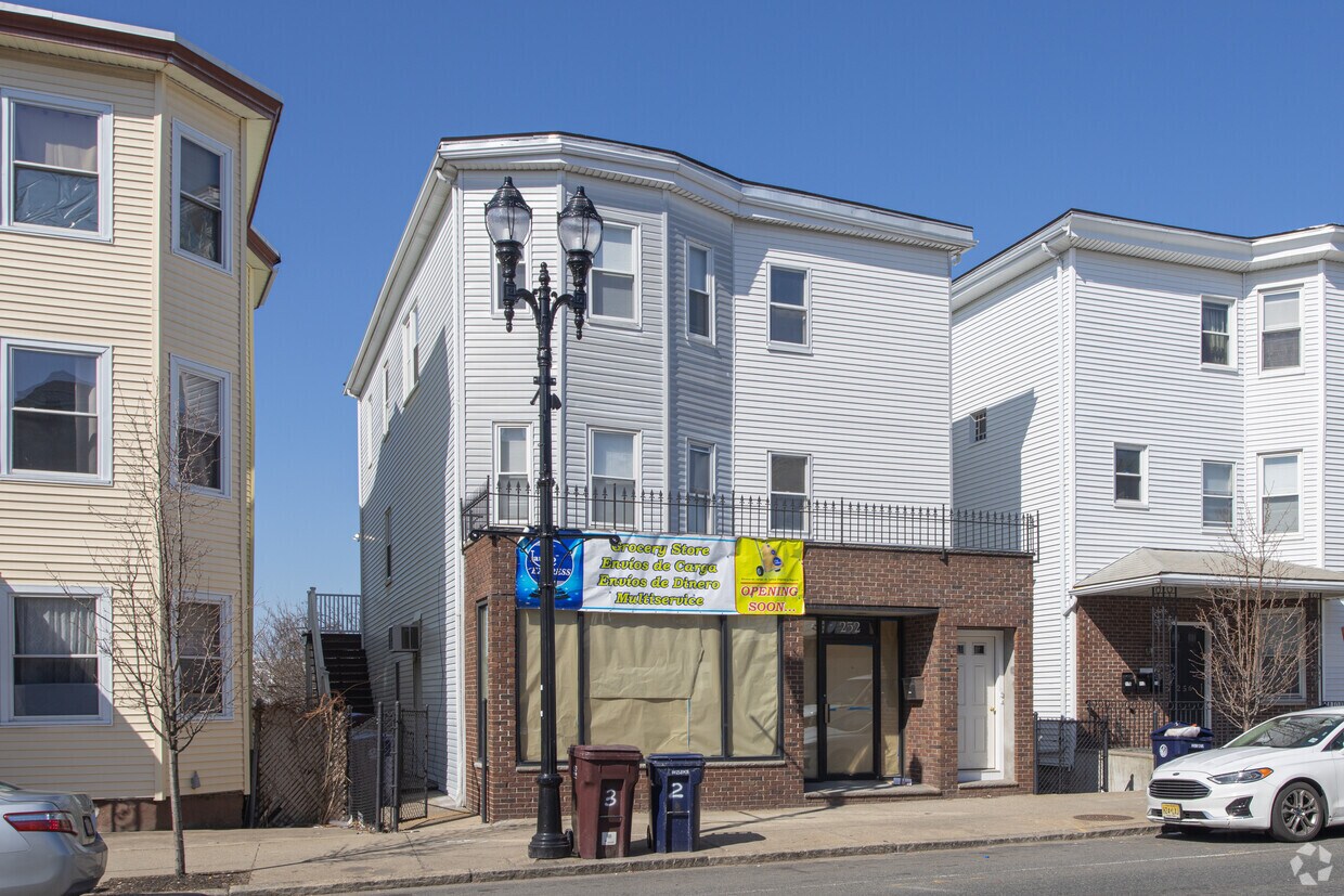 Primary Photo - 252 Main St