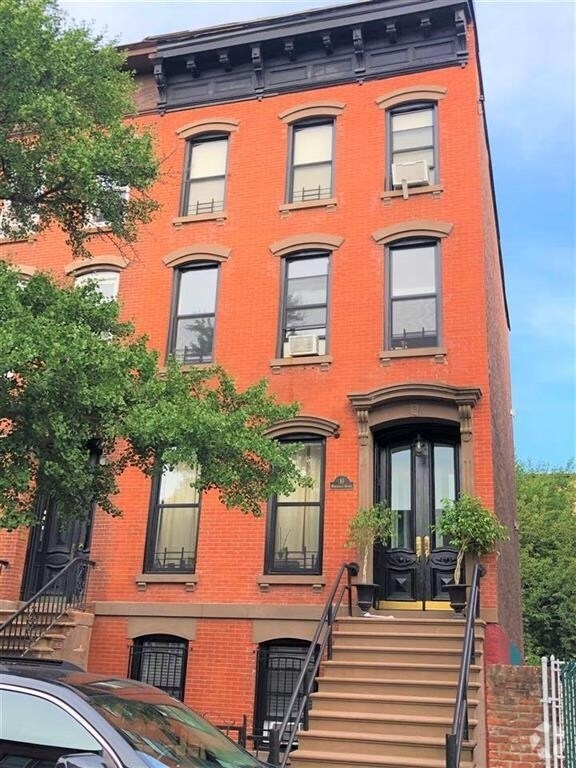 Building Photo - 10 Monticello Ave