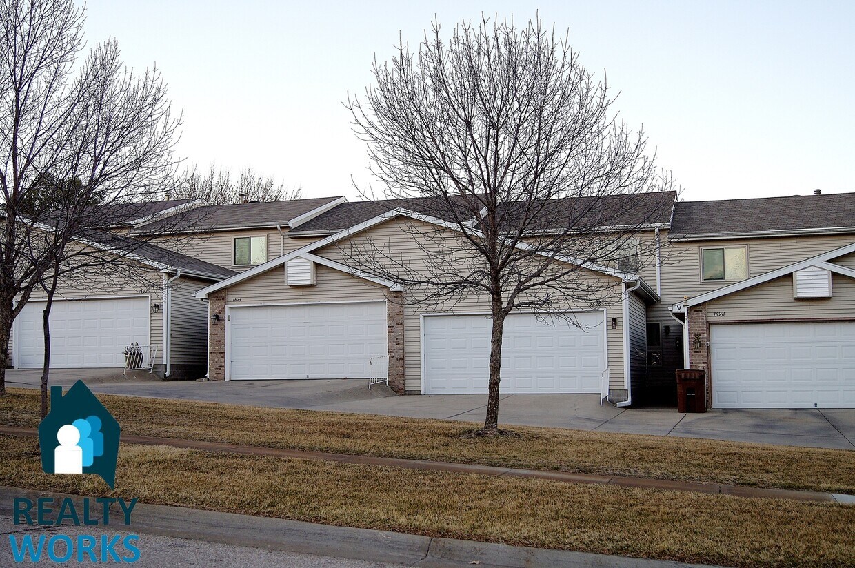 Primary Photo - Well Maintained Townhome!
